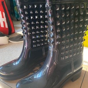 Dirty laundry PVC black rain boot